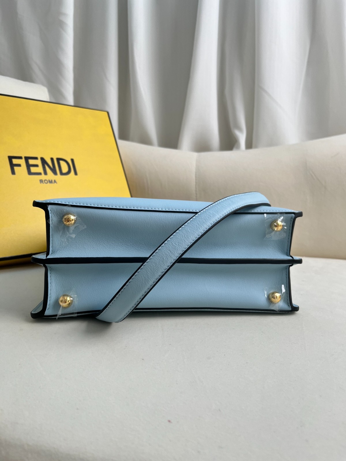 023 89123232 size  27x21x11cm