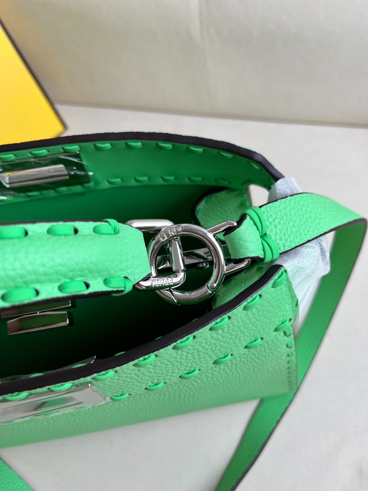 018 103123312 size 27x9.5x21cm