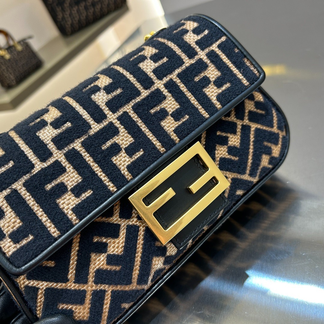 009 size 24x14.5x7cm