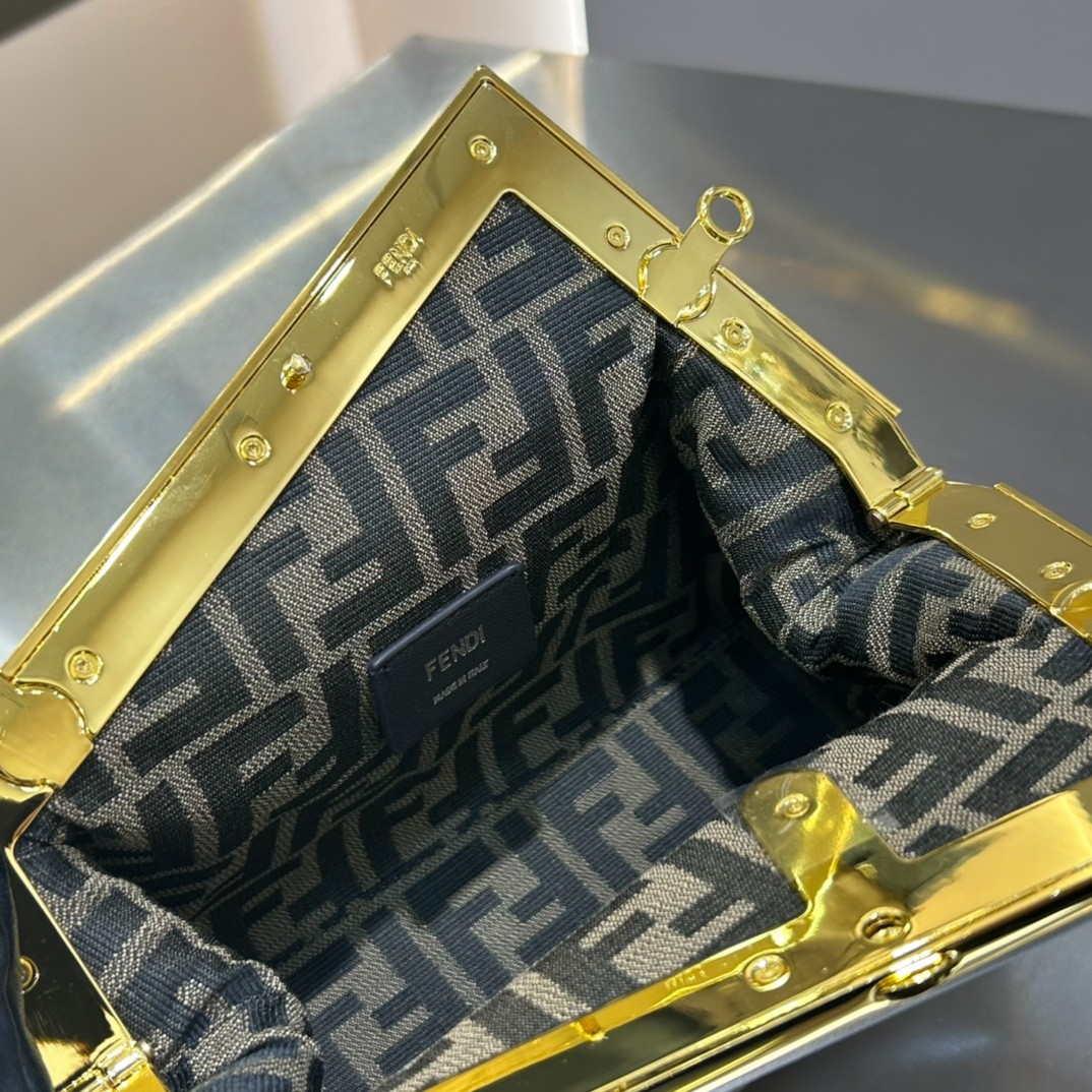 002 65123198;70123202 size 26x9.5x18cm;size 32.5x15x23.5cm