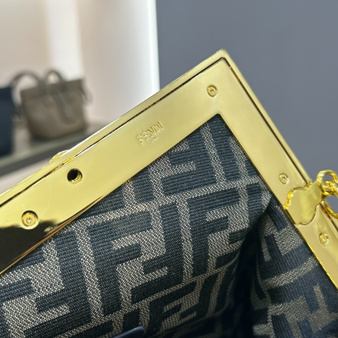 002 65123198;70123202 size 26x9.5x18cm;size 32.5x15x23.5cm