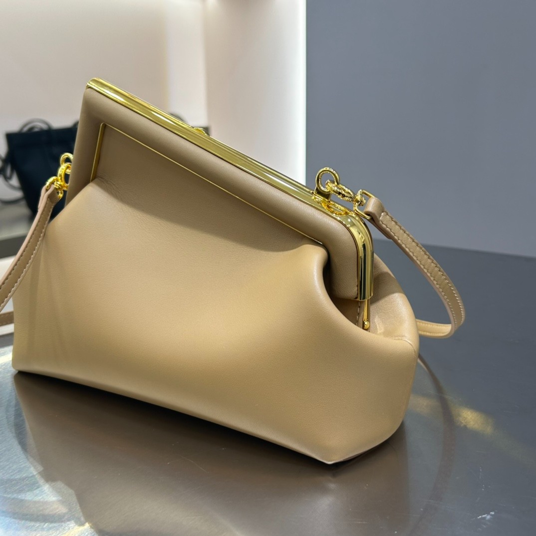 002 65123198;70123202 size 26x9.5x18cm;size 32.5x15x23.5cm