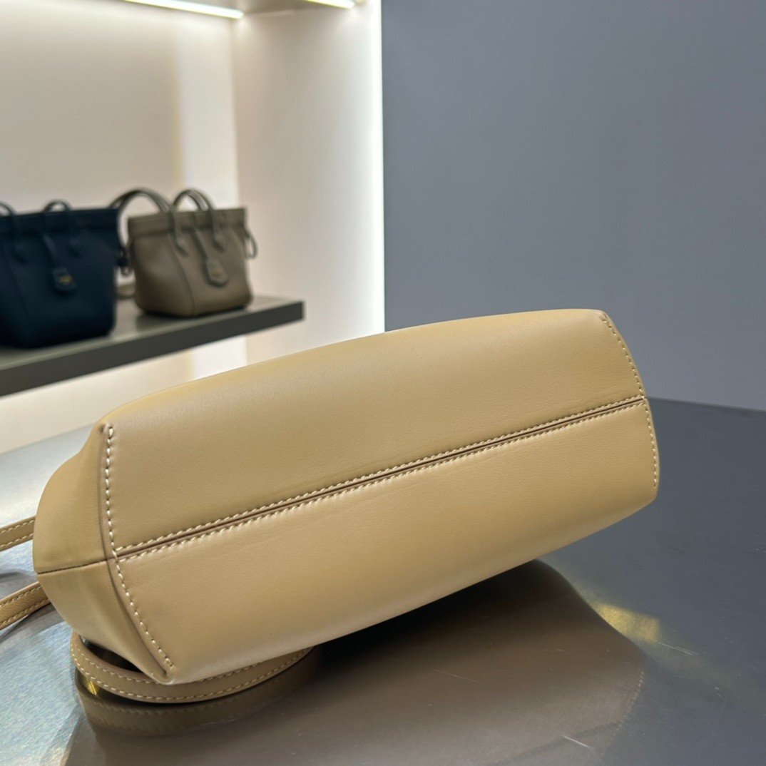 002 65123198;70123202 size 26x9.5x18cm;size 32.5x15x23.5cm