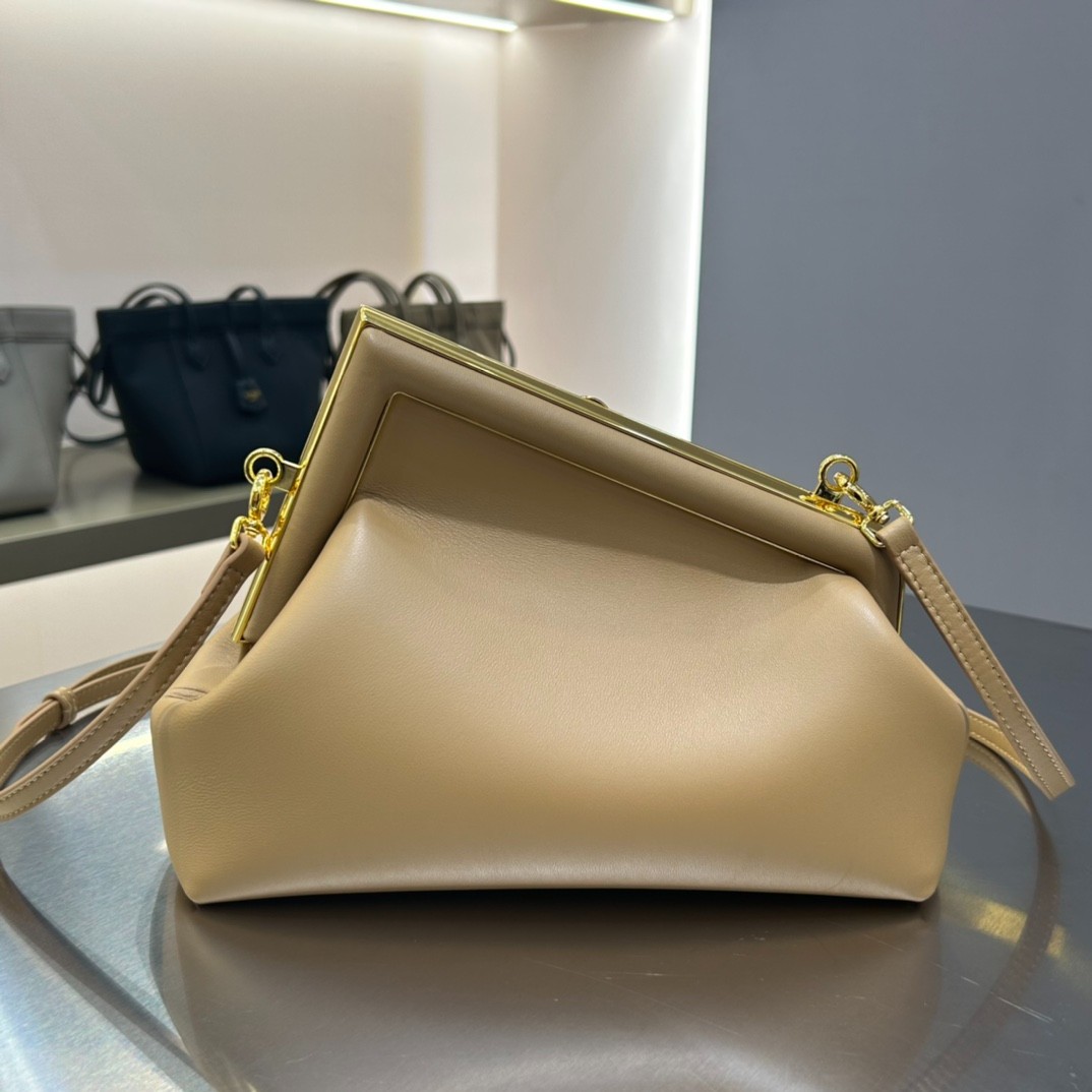 002 65123198;70123202 size 26x9.5x18cm;size 32.5x15x23.5cm