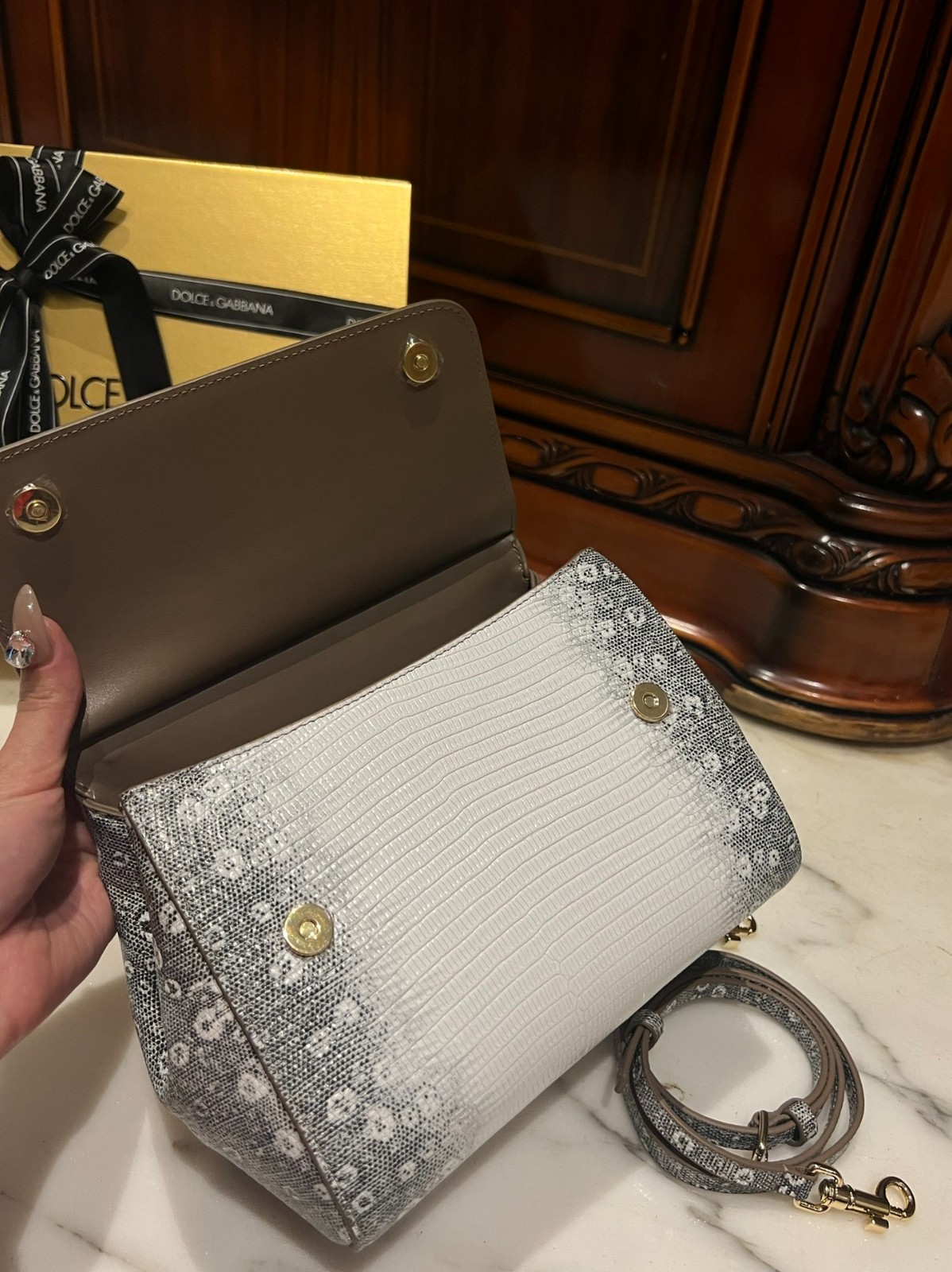 064 size 11x18x6cm；size 20x16x8cm