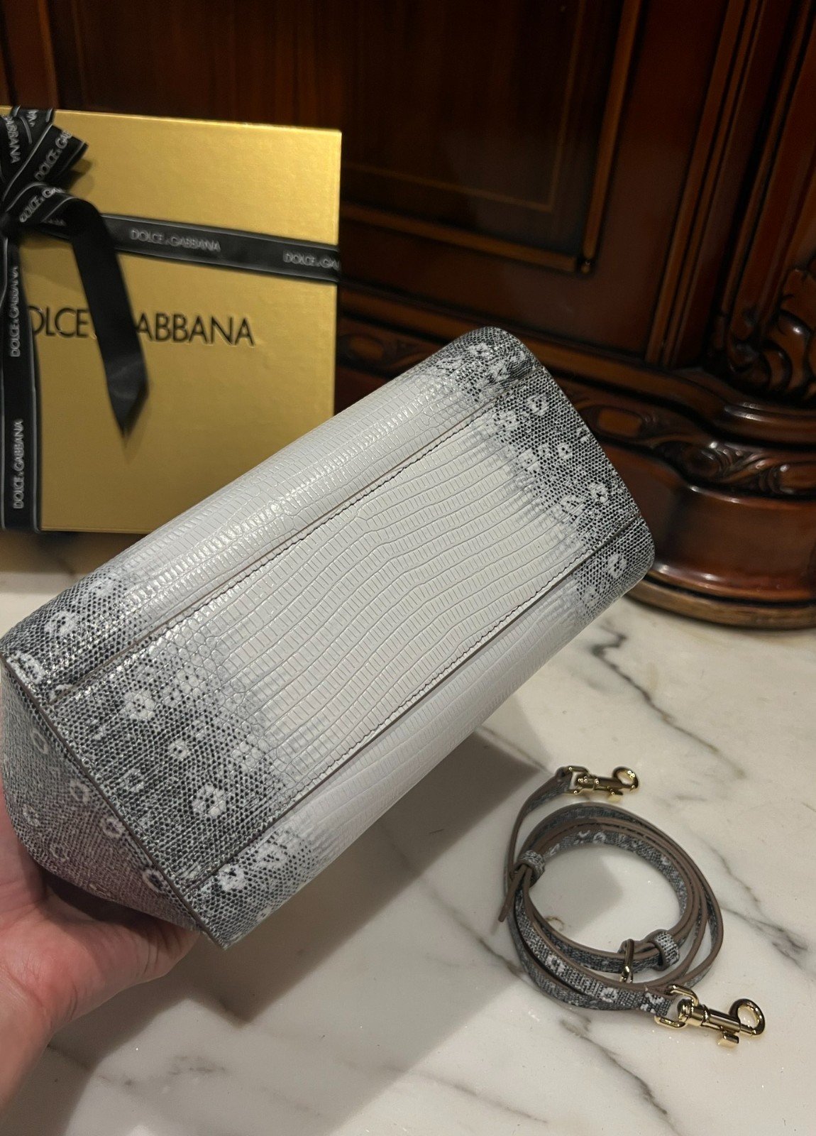 064 size 11x18x6cm；size 20x16x8cm