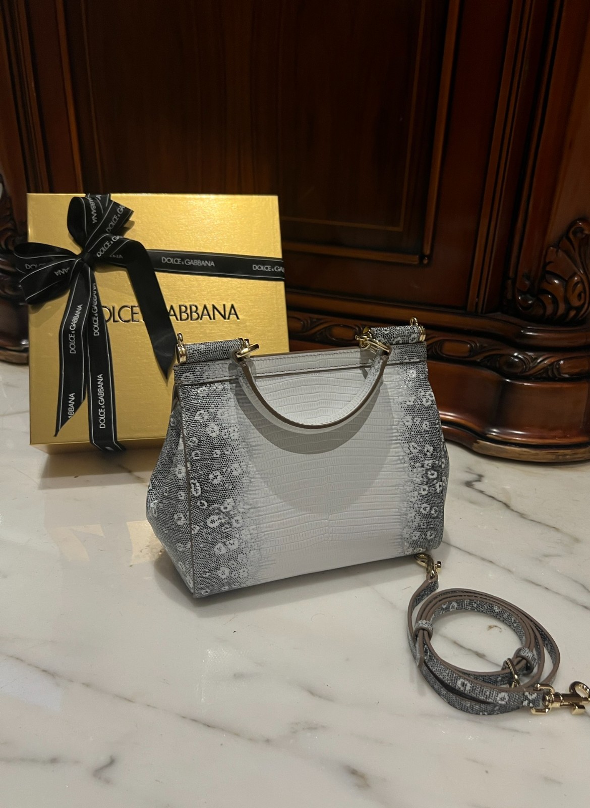 064 size 11x18x6cm；size 20x16x8cm