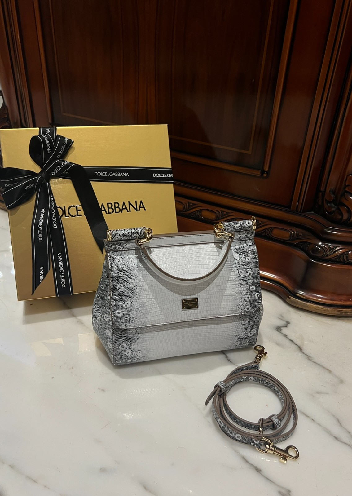 064 size 11x18x6cm；size 20x16x8cm