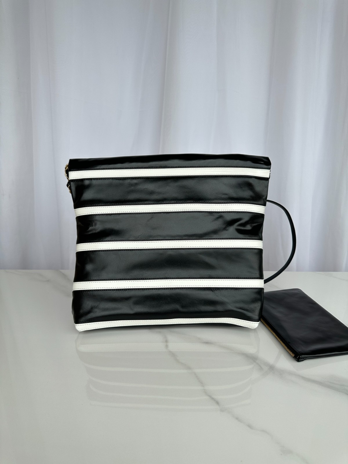 058 78123209;82123221 size 35x37x7cm;size 39x42x8cm