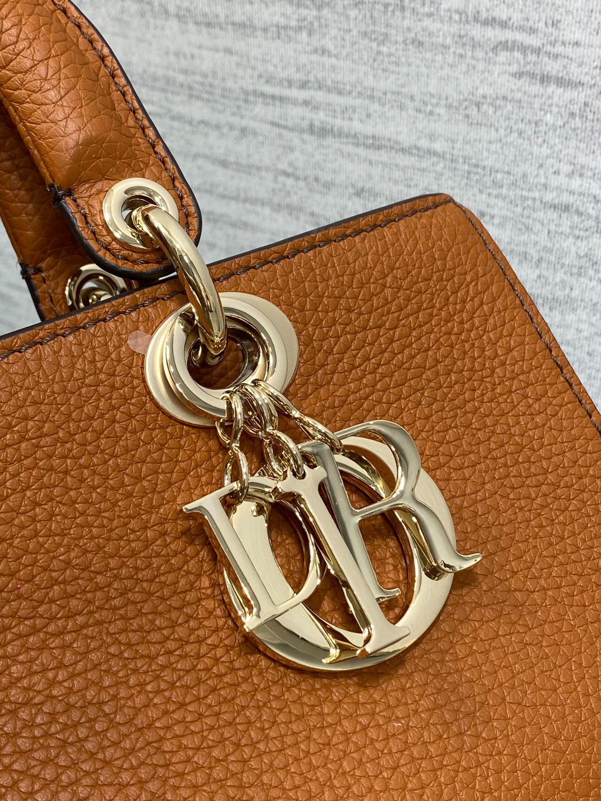 096 70123199;72123201 size 26x8x15cm;size 30x13x20cm