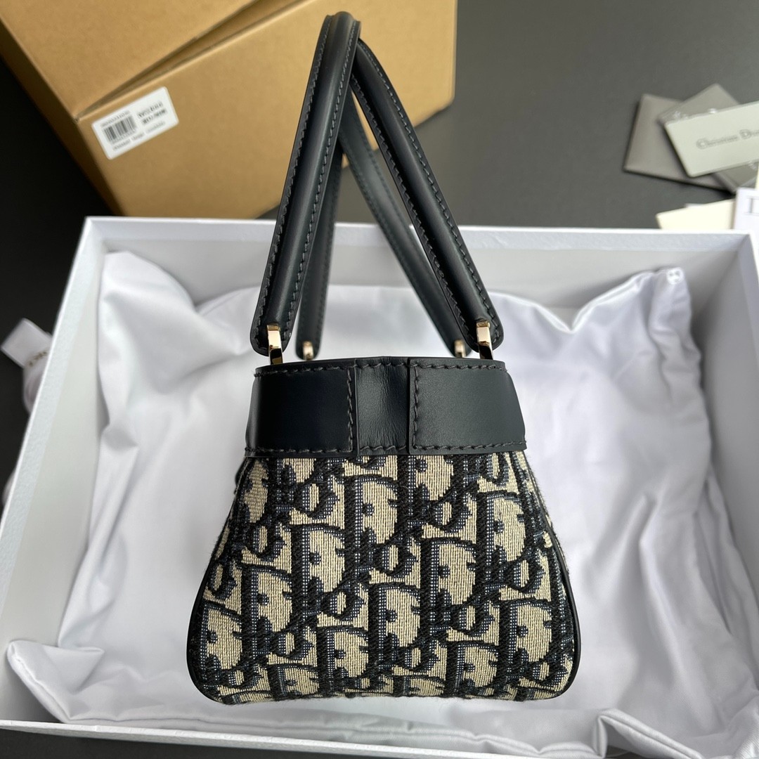 058 77123214 size 22×12.5×12cm