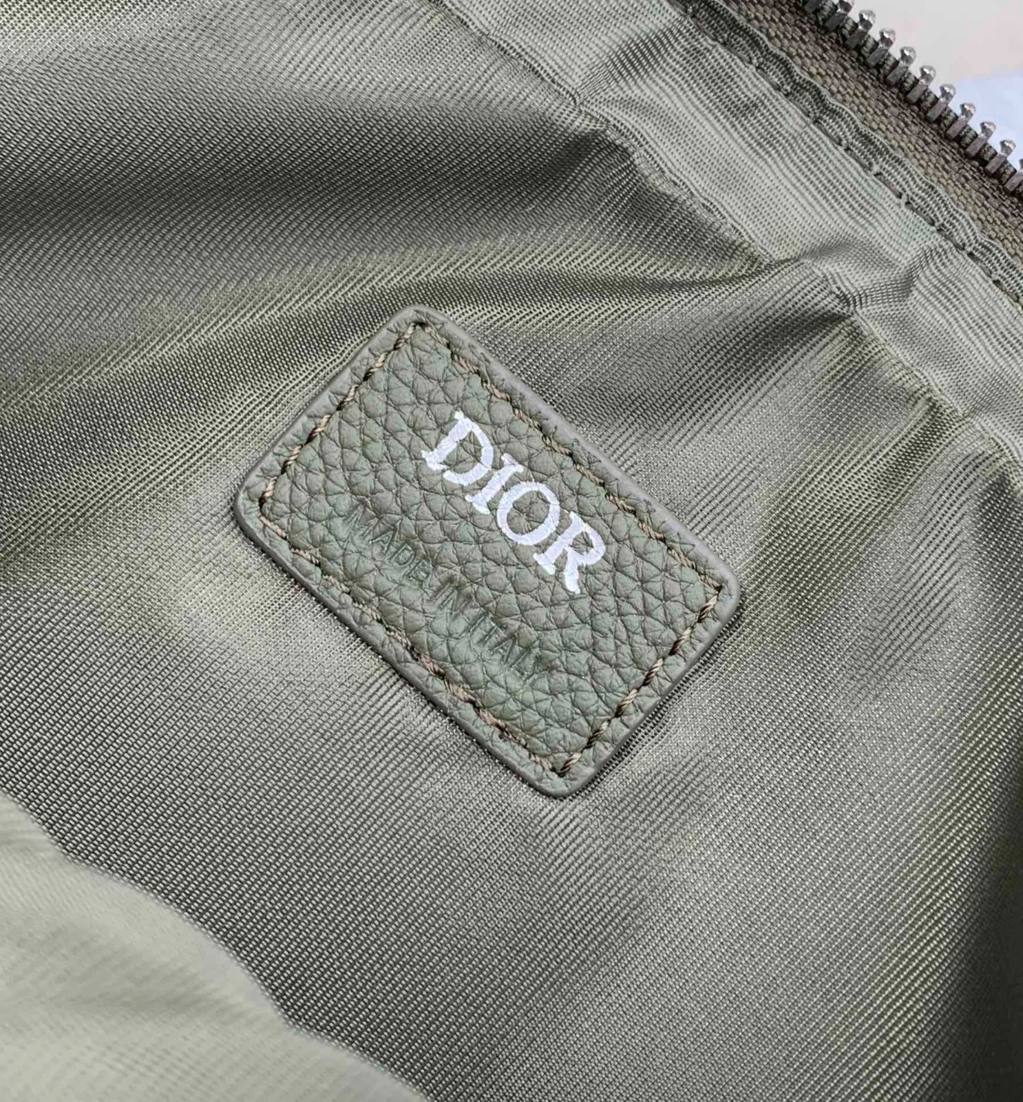 047 61123184 size 23.3x16.5x4.3cm