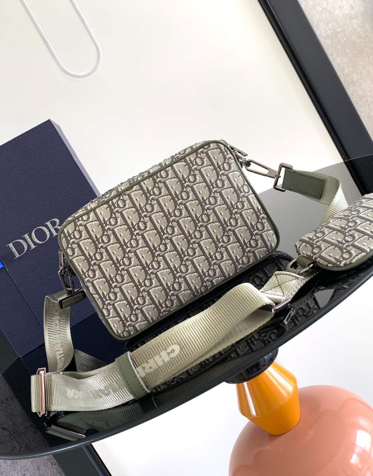 047 61123184 size 23.3x16.5x4.3cm