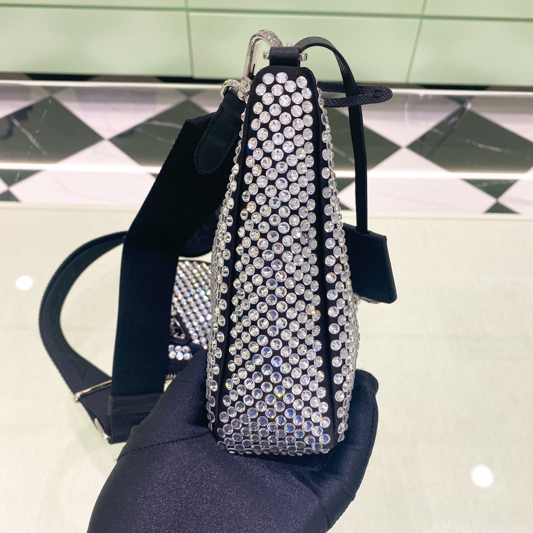 003 56123172 size 22x18x6.5cm