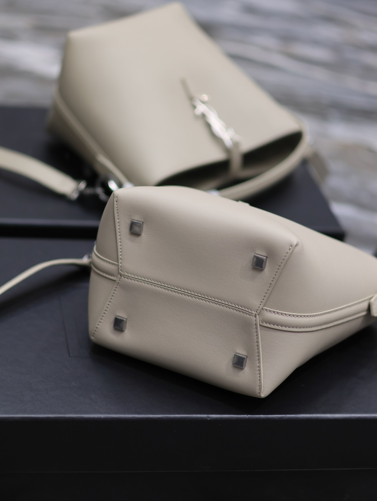 005 66123204;71123203 size 17×20×13cm;size 26×20×12cm