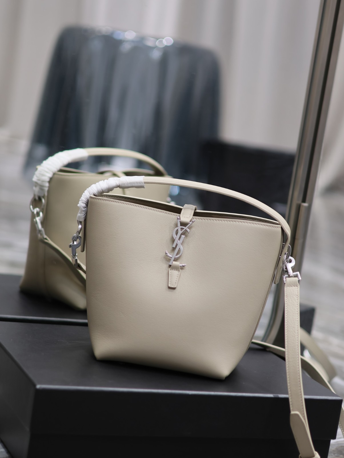 005 66123204;71123203 size 17×20×13cm;size 26×20×12cm