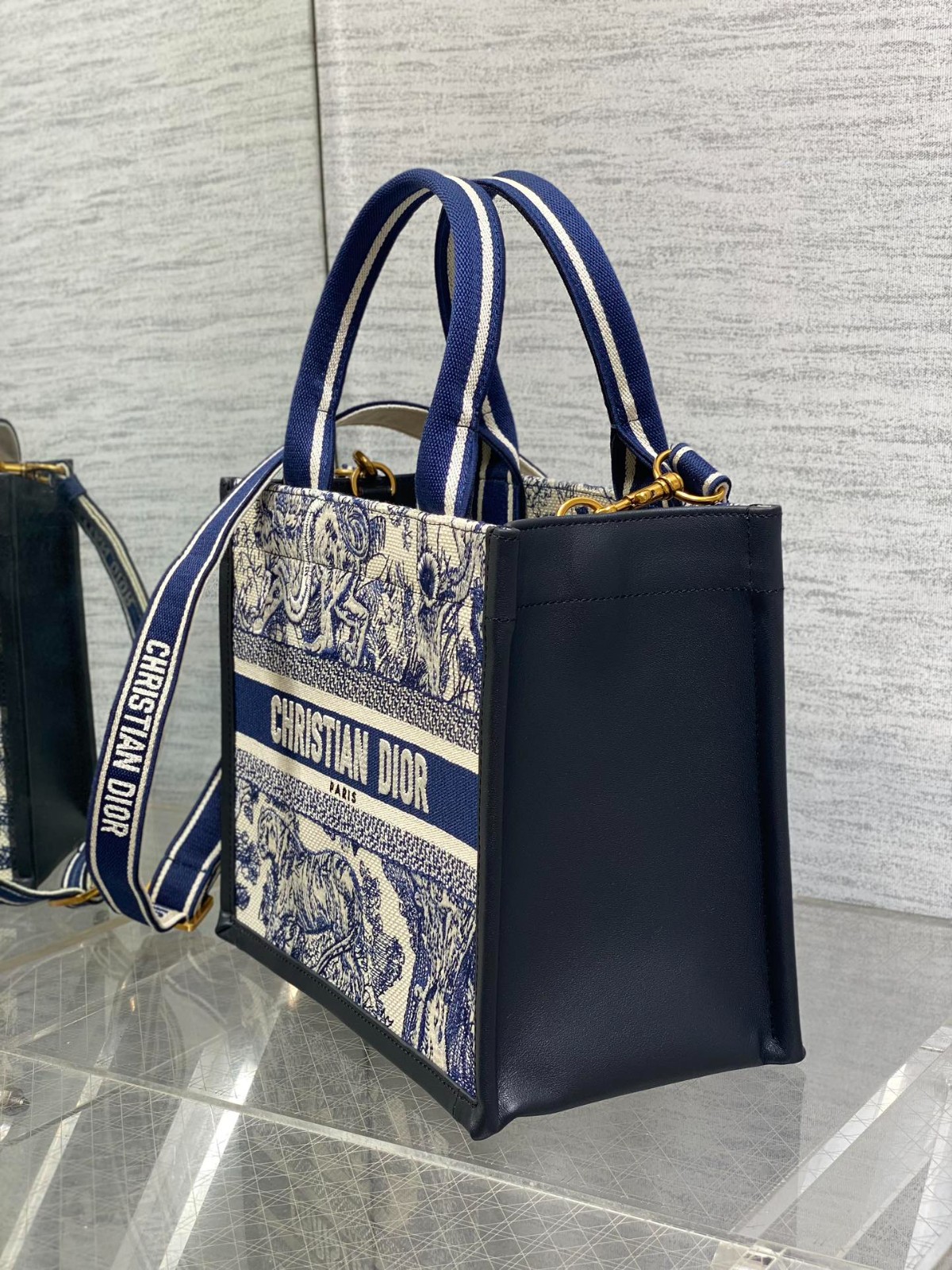 056 68123201 size 26x12x21cm