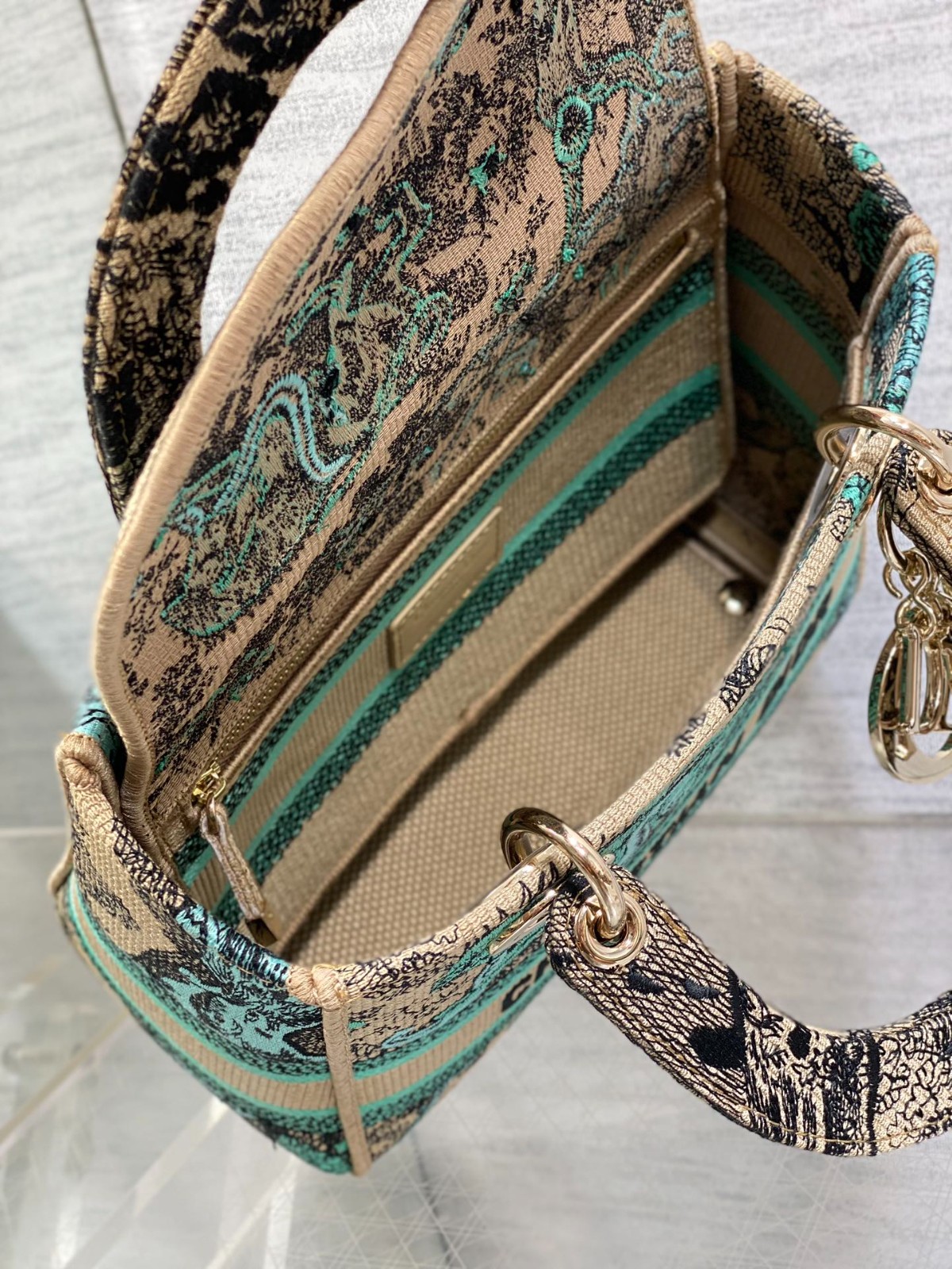 047 62123189 size 24x11x20cm