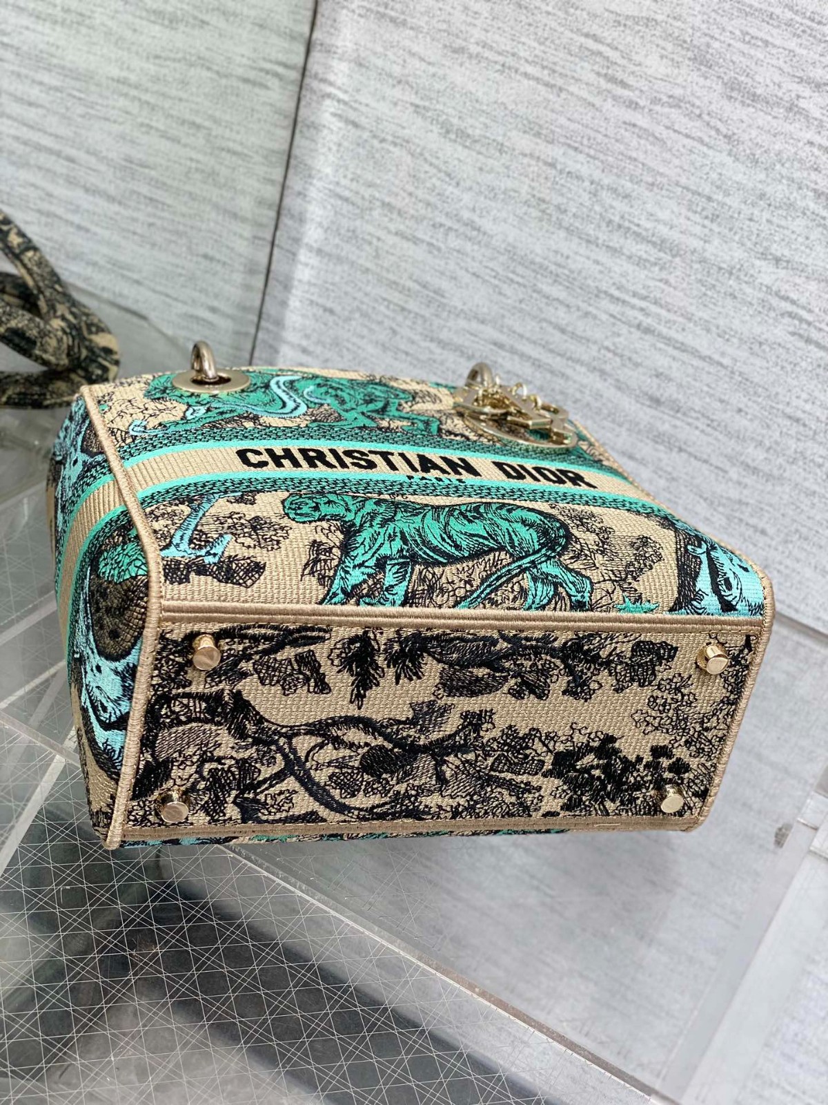 047 62123189 size 24x11x20cm