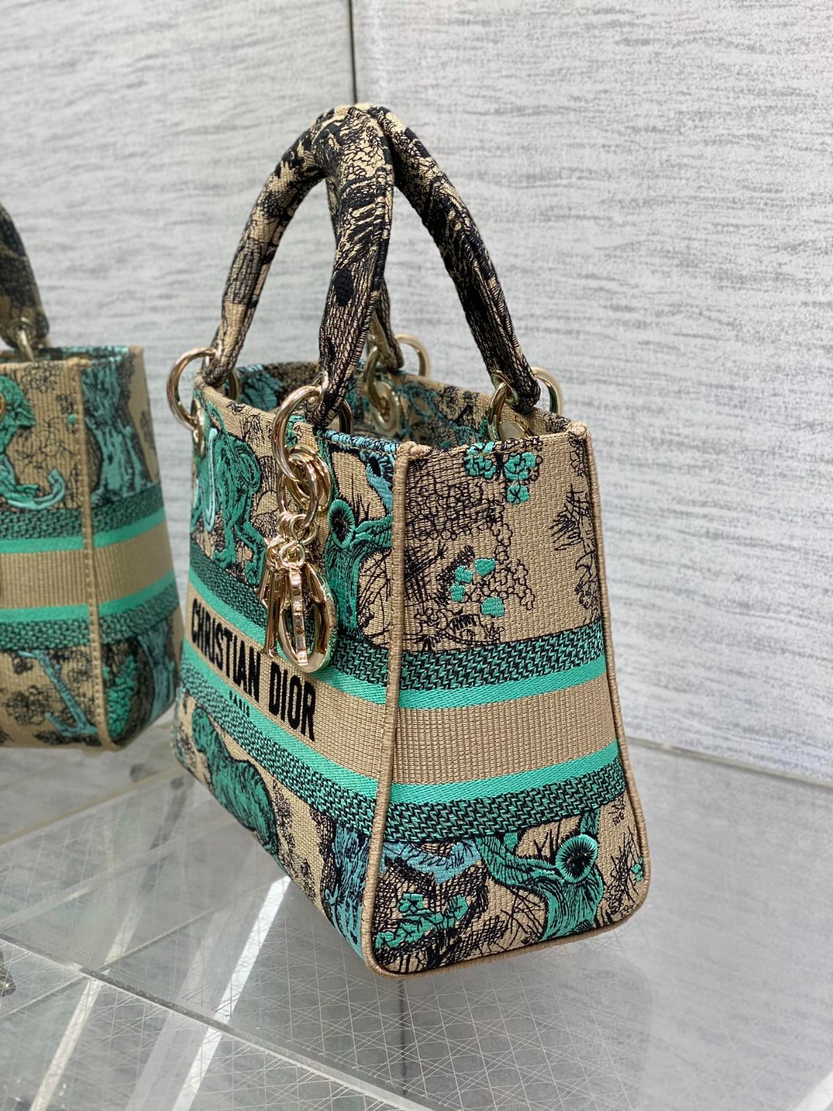 047 62123189 size 24x11x20cm