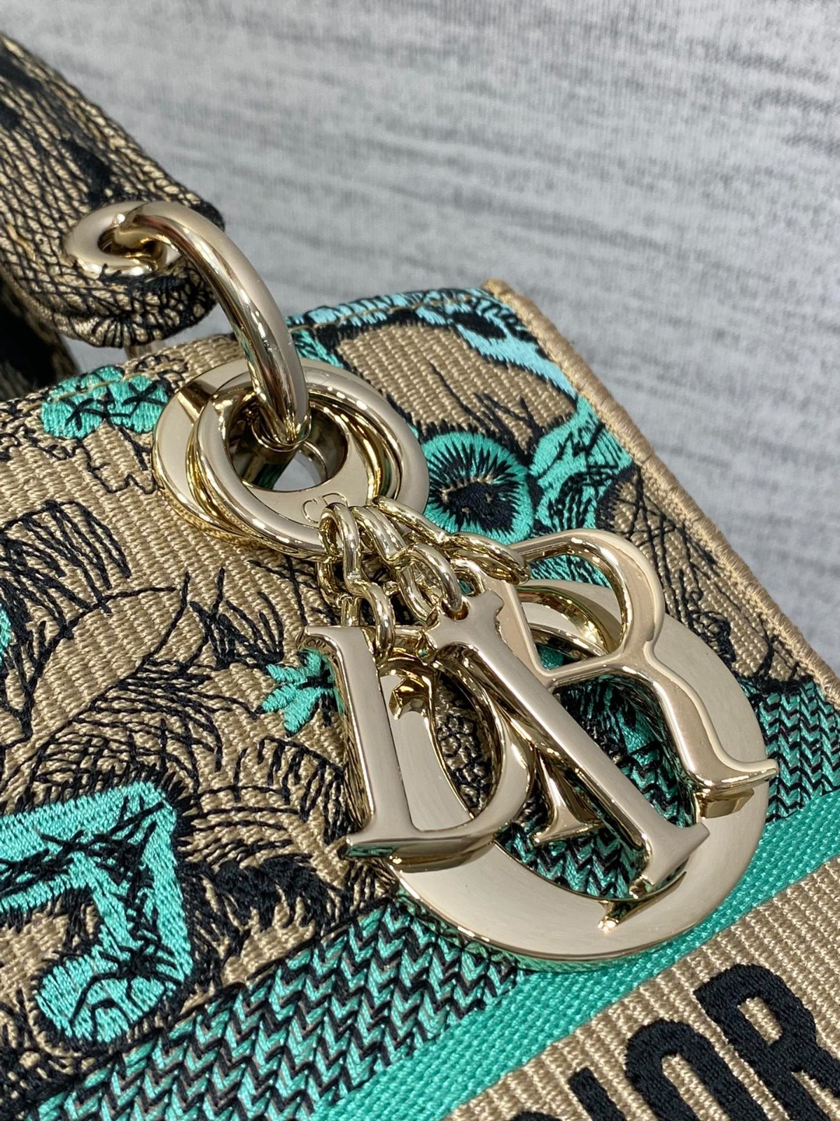 047 62123189 size 24x11x20cm