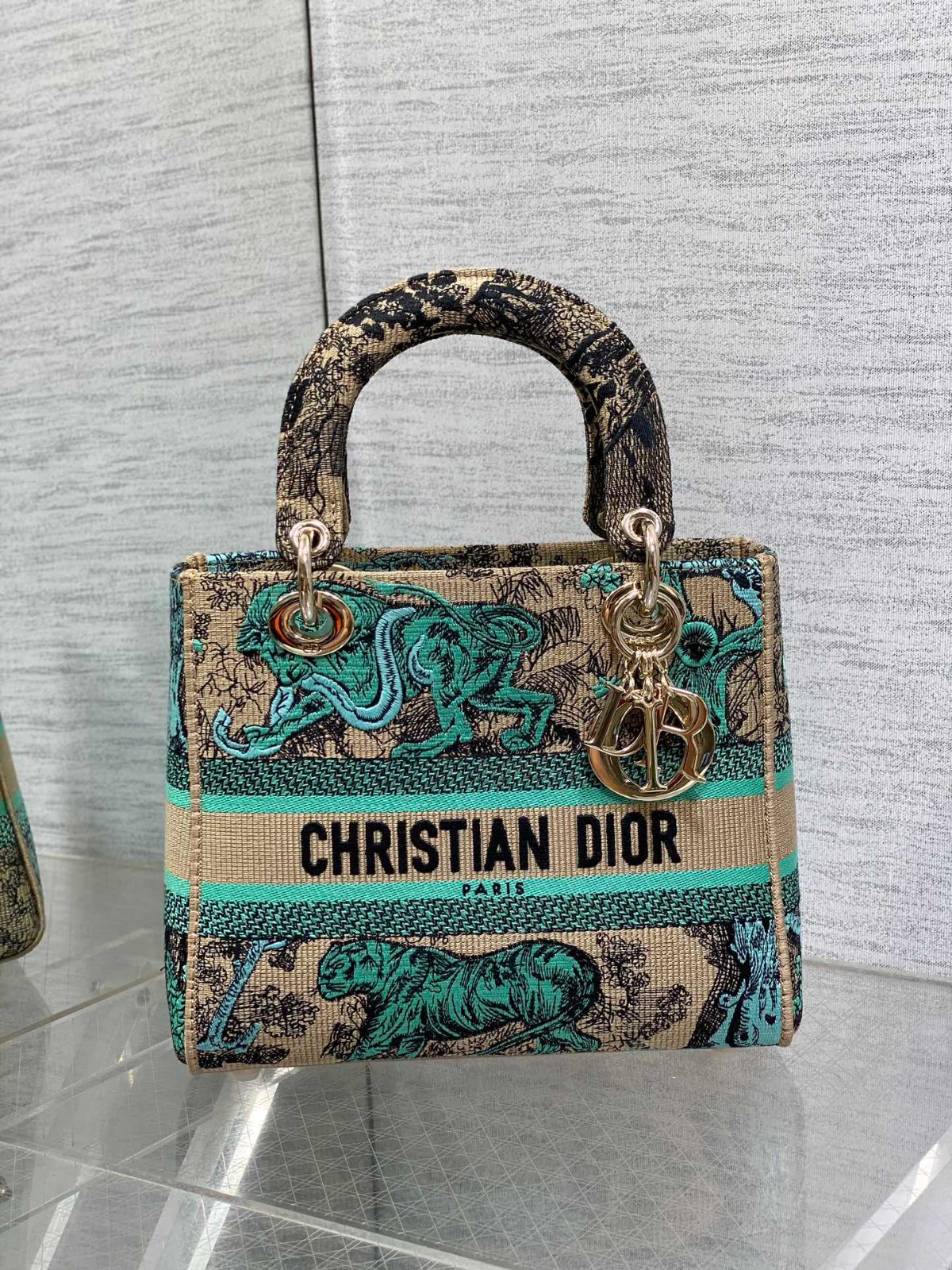 047 62123189 size 24x11x20cm