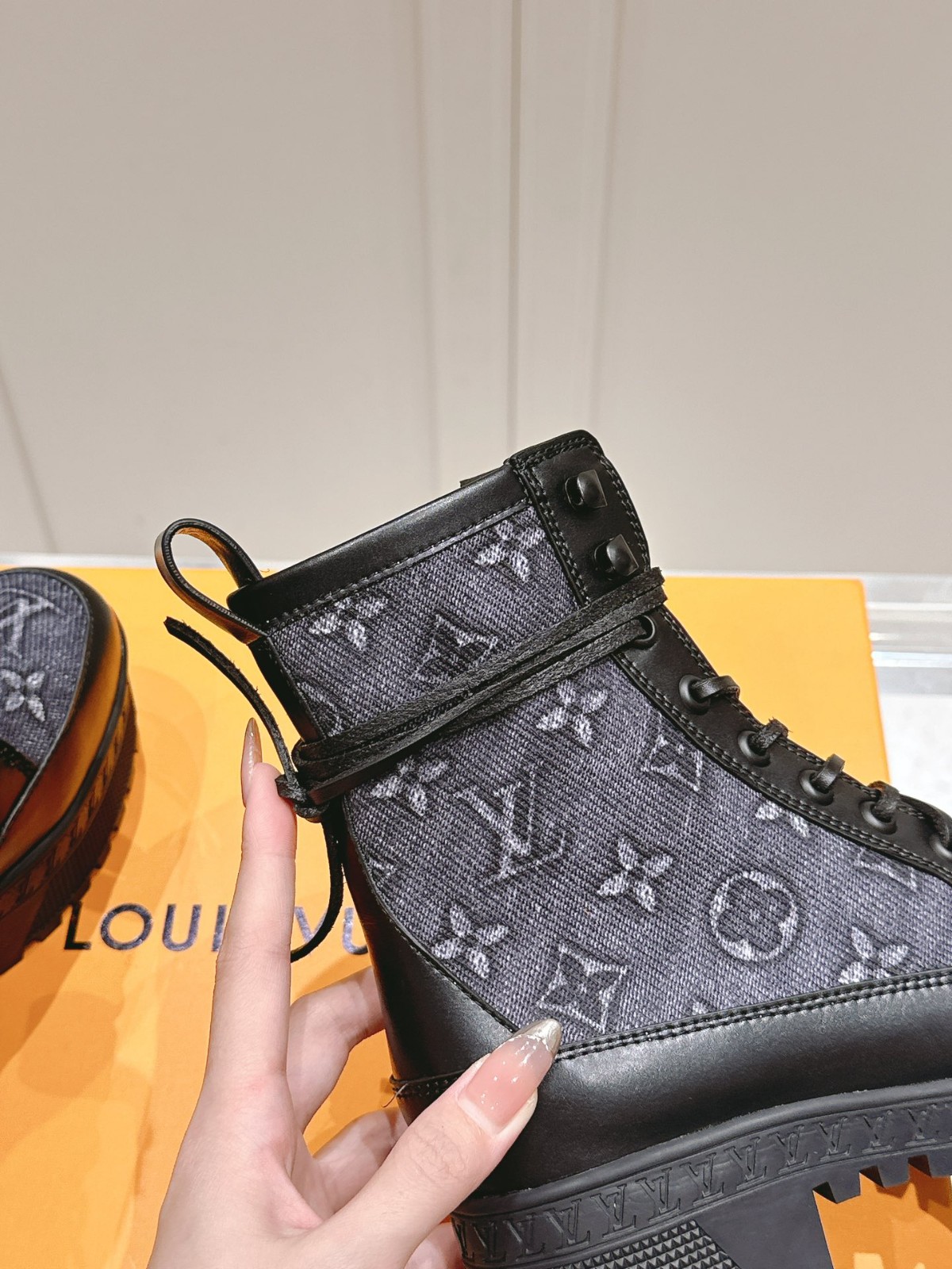 016 38123131 size 35-42