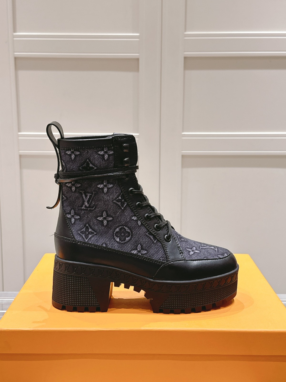 016 38123131 size 35-42