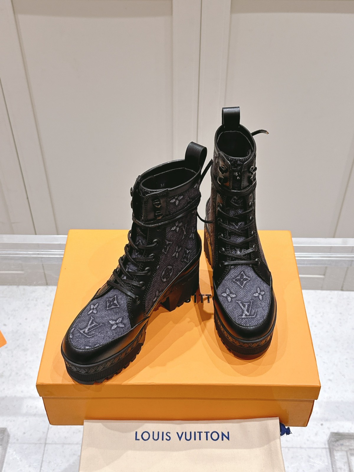 016 38123131 size 35-42