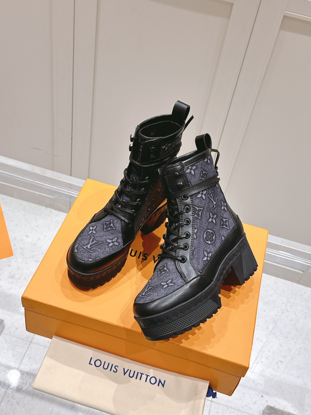 016 38123131 size 35-42