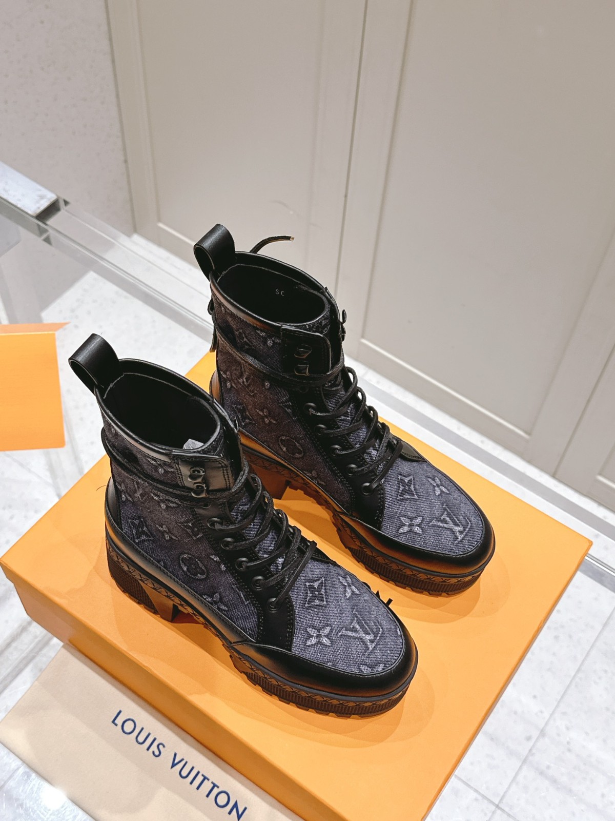 016 38123131 size 35-42