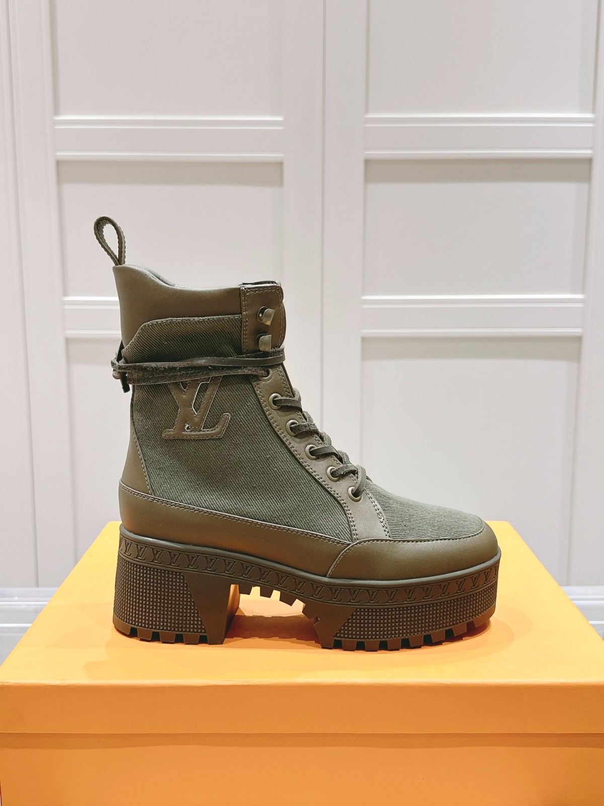 015 38123131 size 35-42