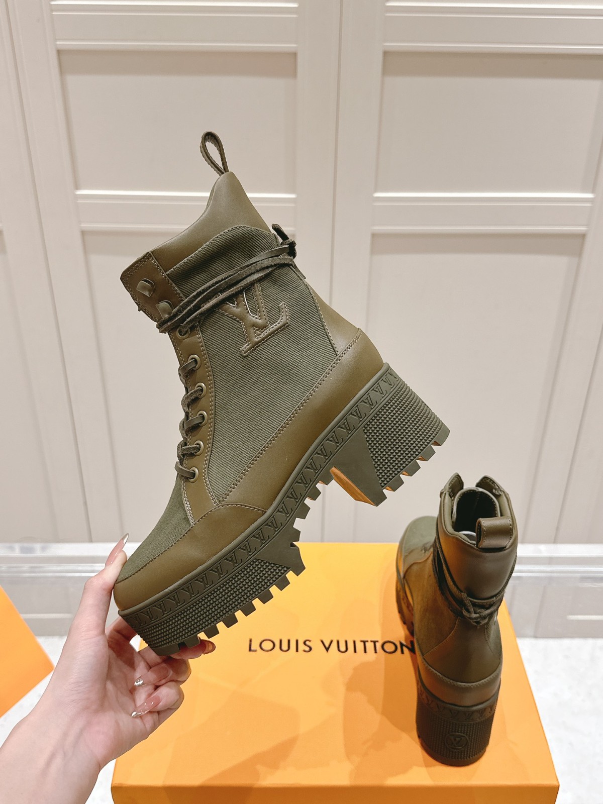015 38123131 size 35-42