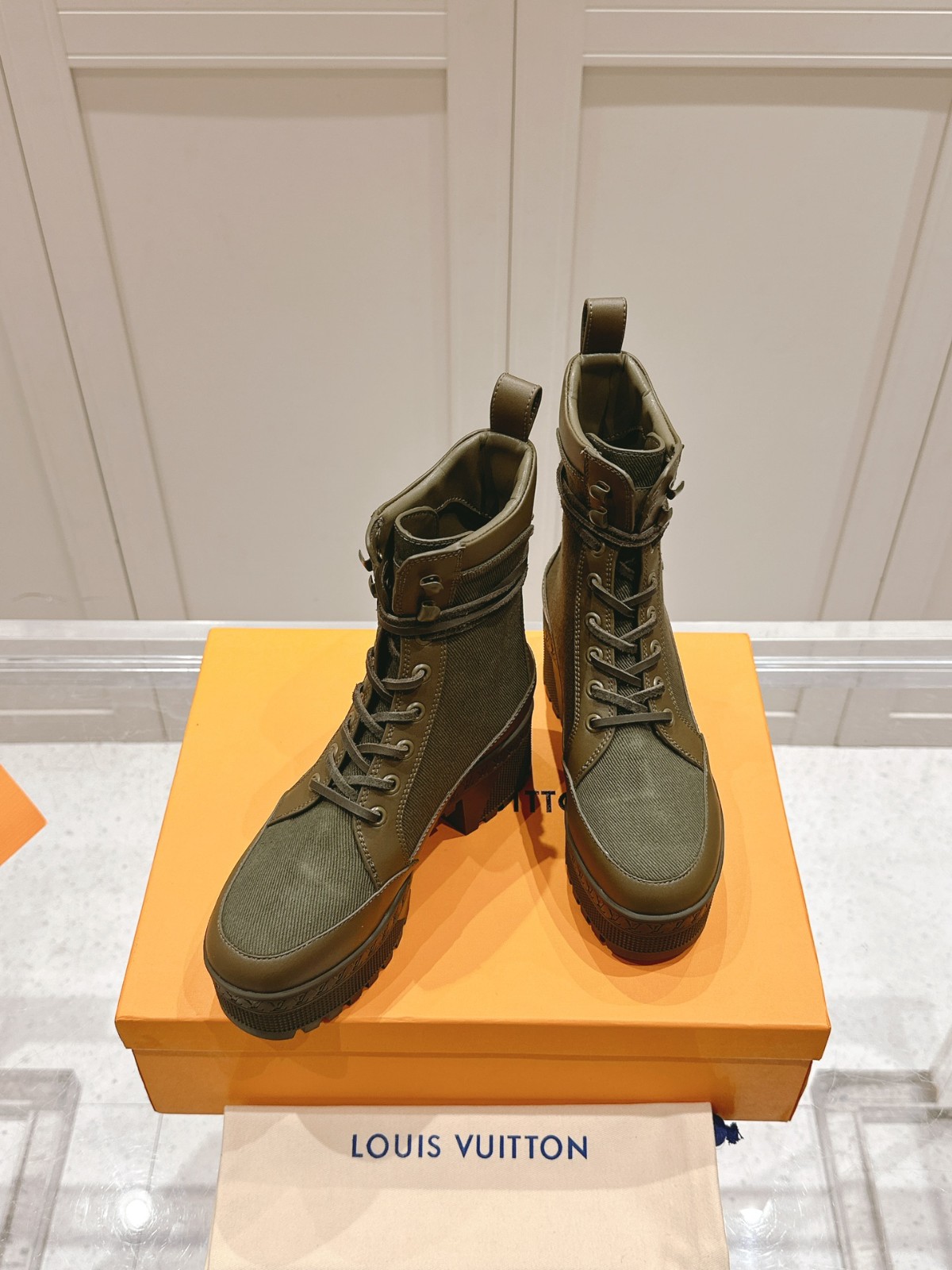 015 38123131 size 35-42