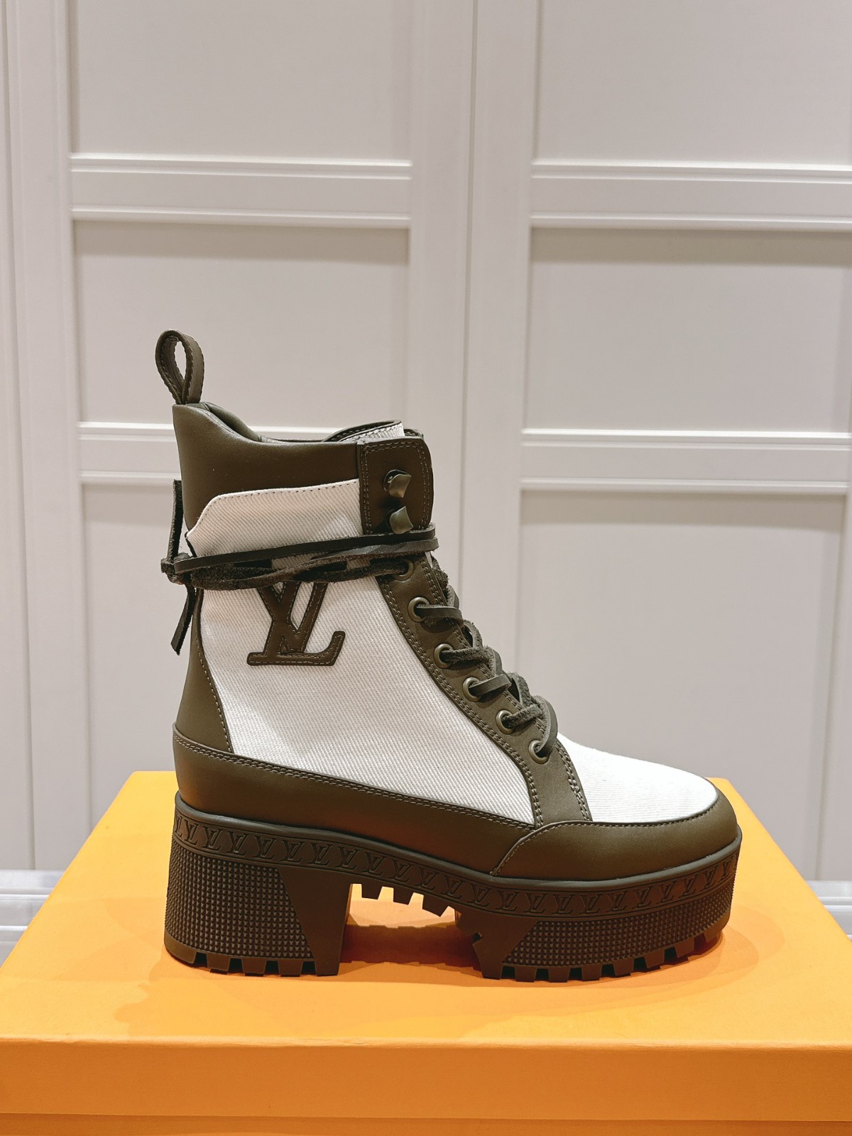 013 38123131 size 35-42