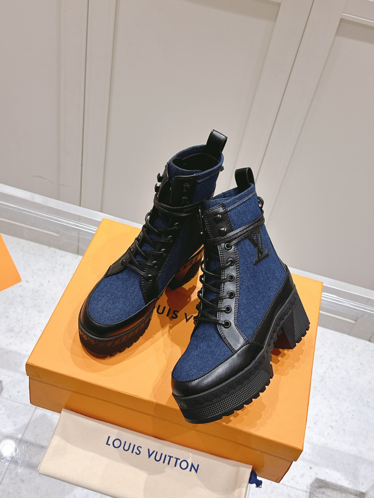 012 38123131 size 35-42