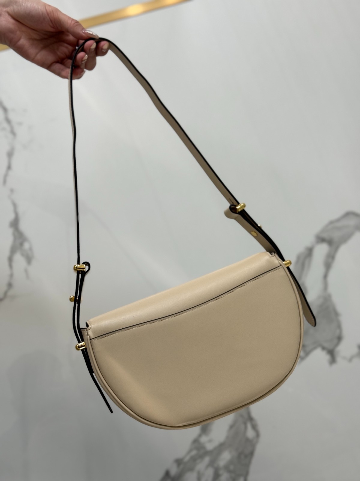 066 66123198 size 22x17x5.5cm