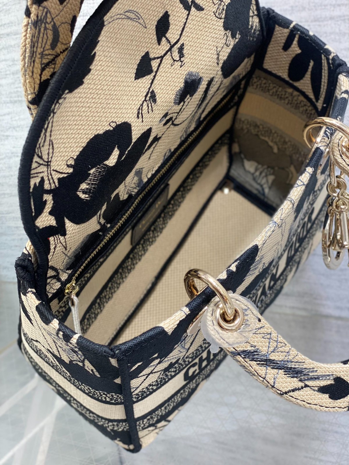 057 62123189 size 24x11x20cm