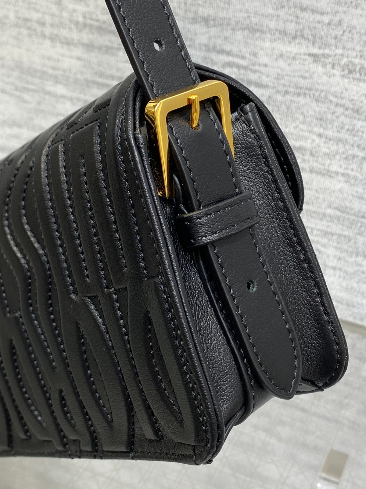 012 68123199 size 18x6.5x11cm