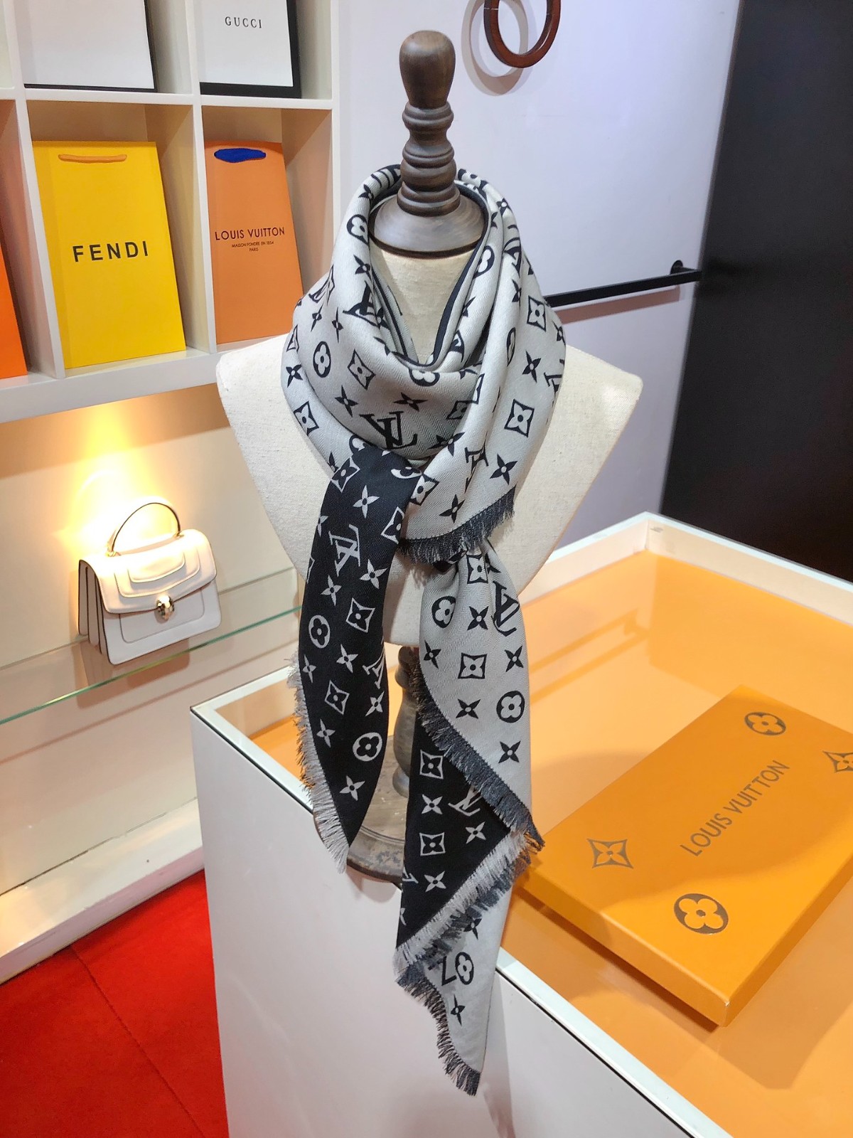 03 L-V Scarf