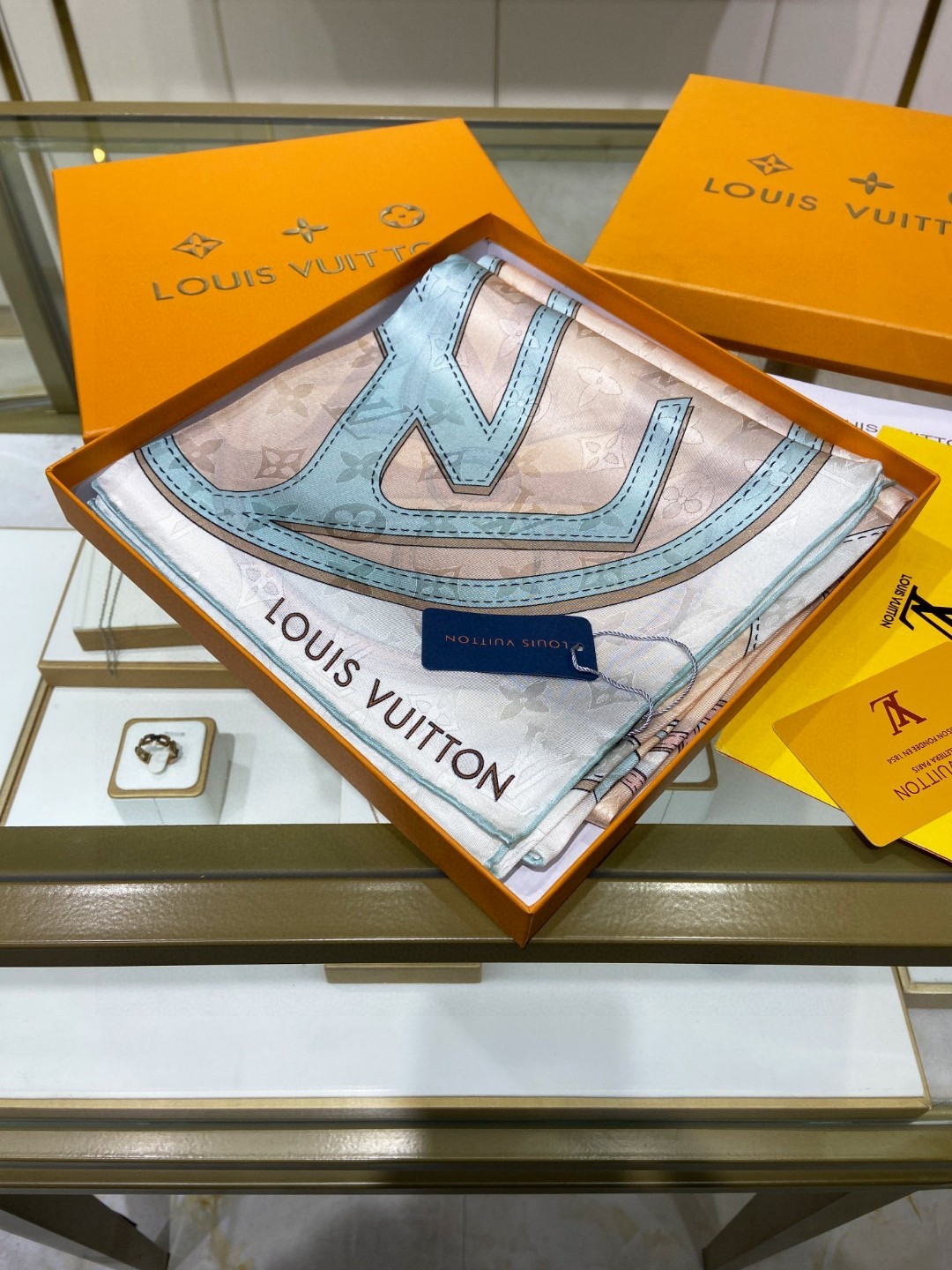 03 L-V Scarf