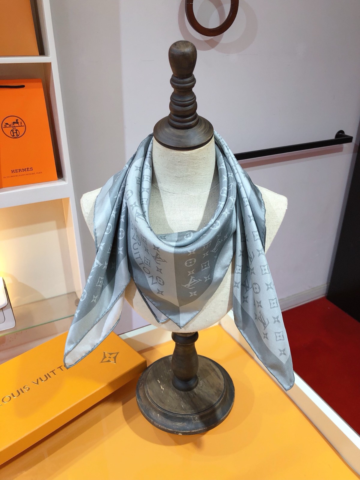 03 L-V Scarf