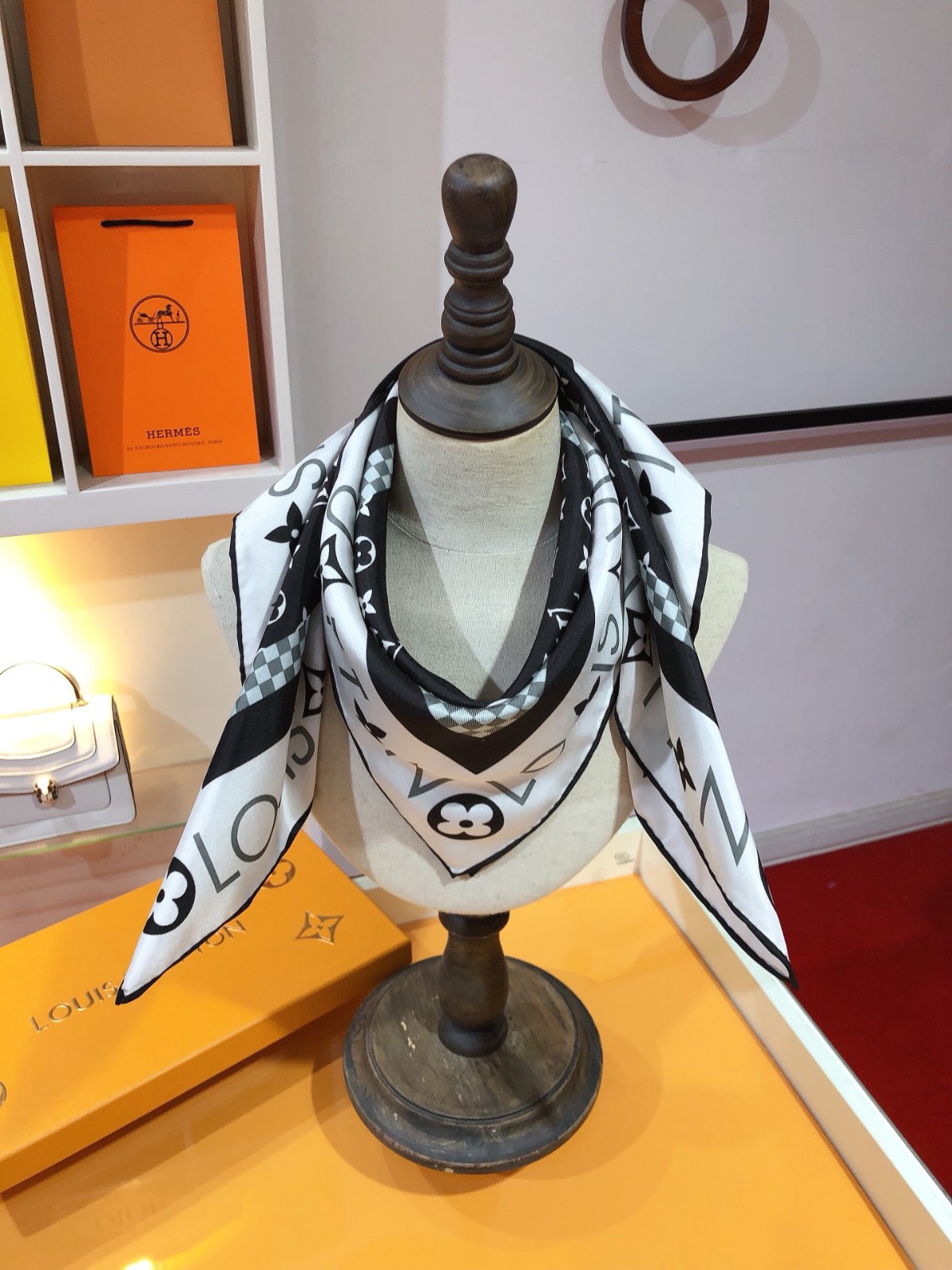 03 L-V Scarf