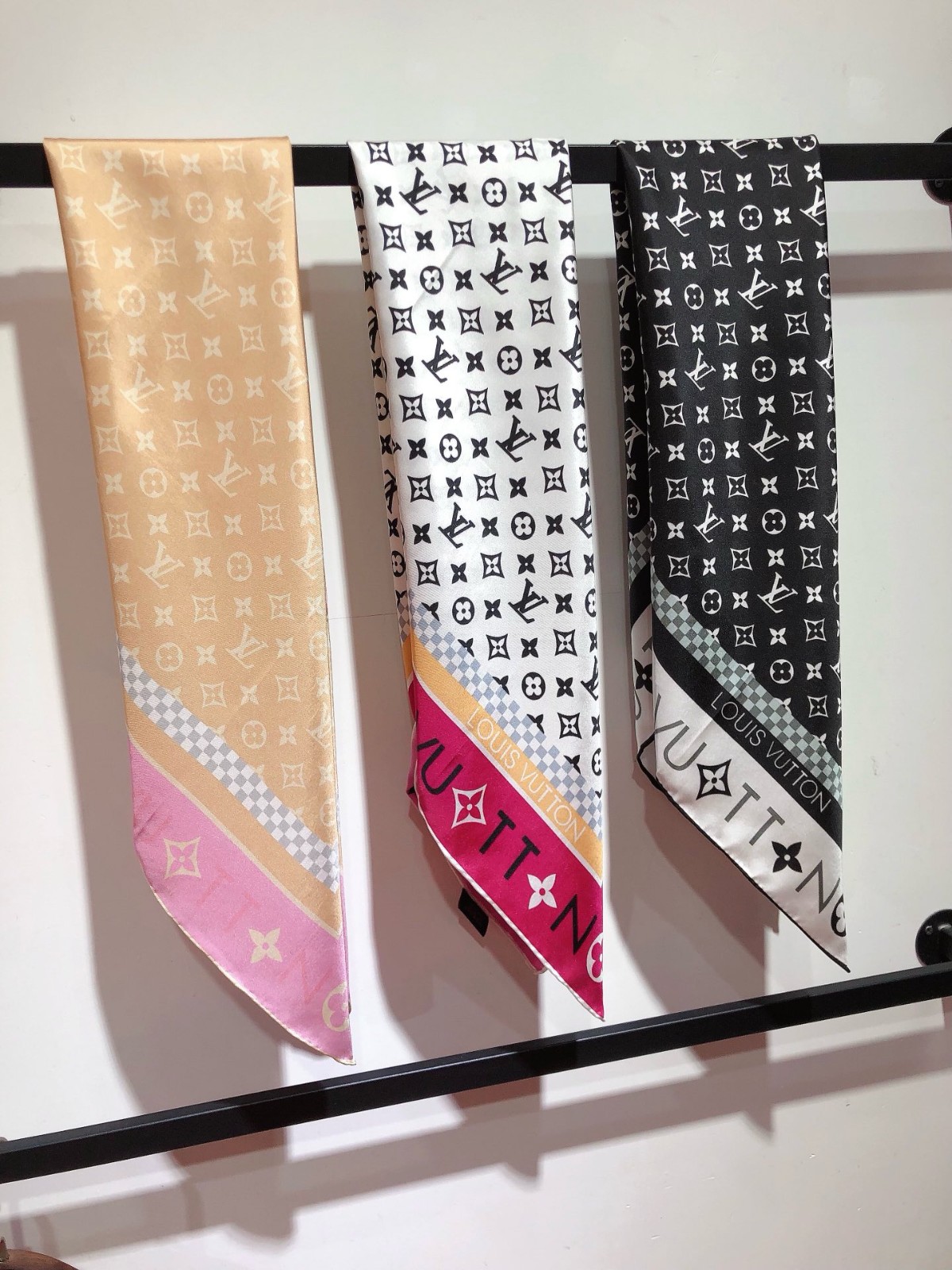 03 L-V Scarf