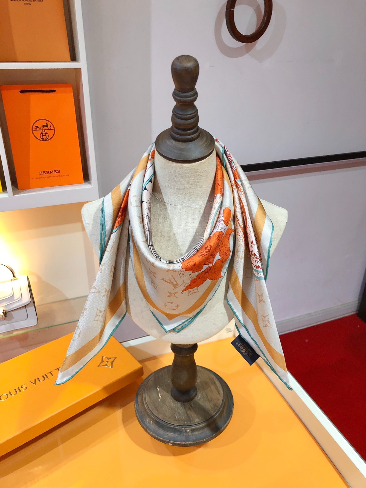 03 L-V Scarf