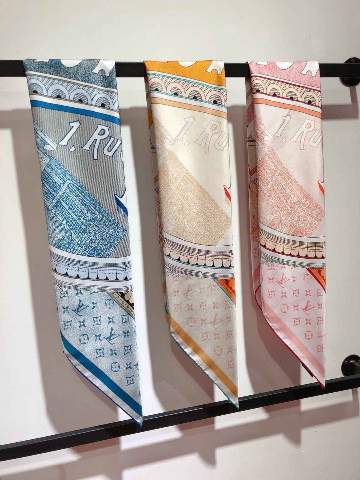 03 L-V Scarf