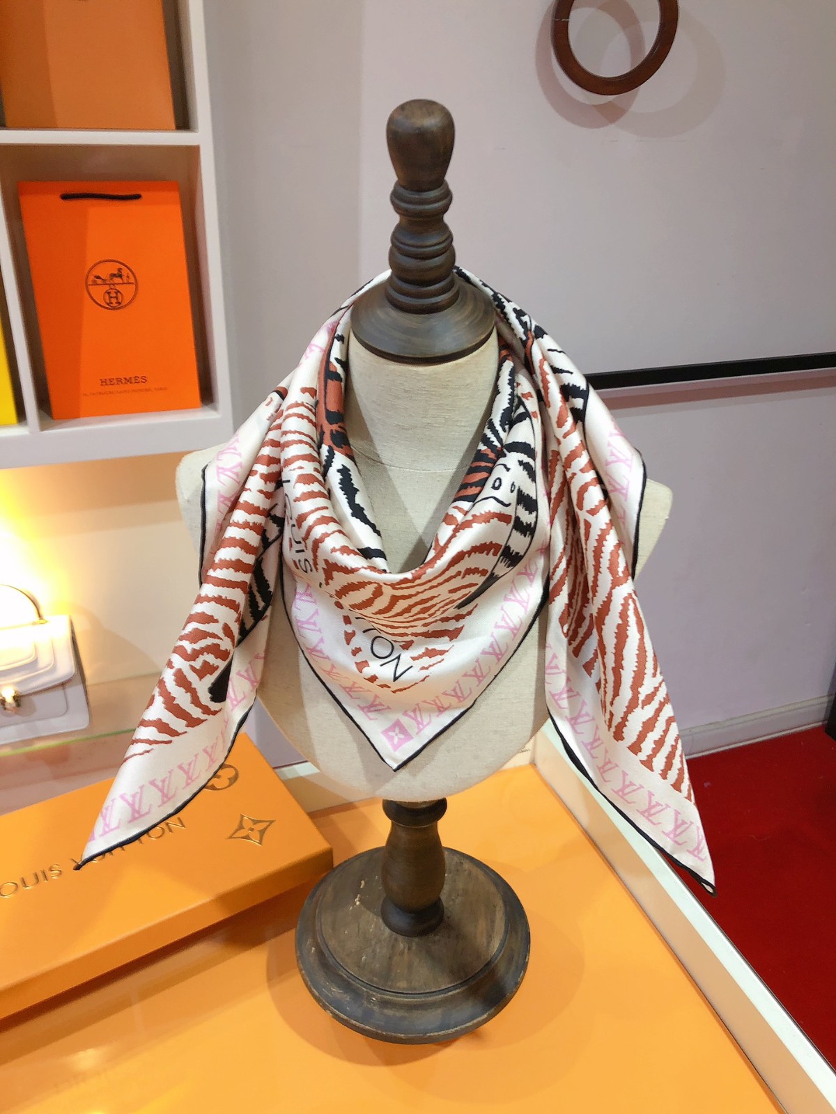 03 L-V Scarf