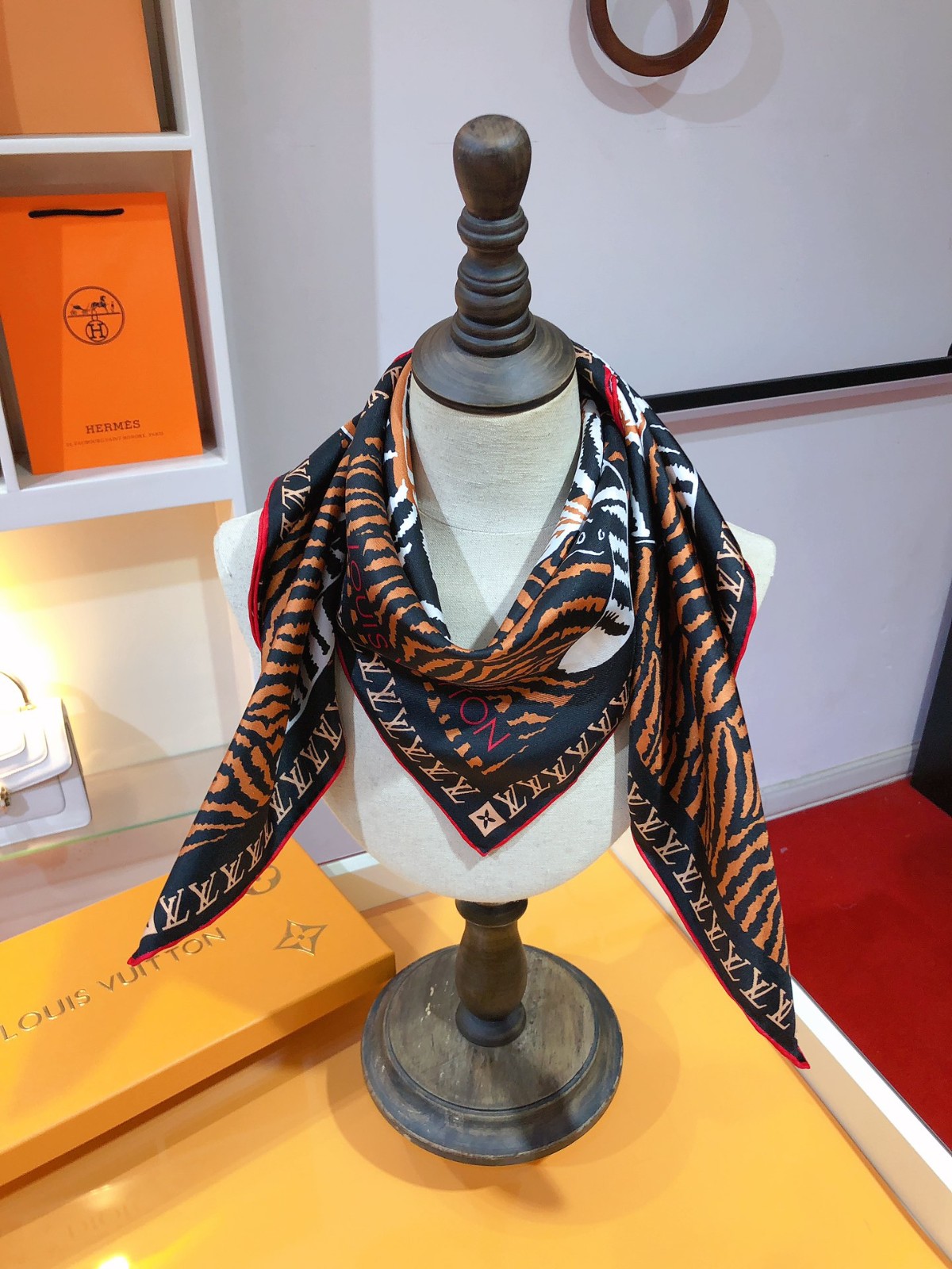 03 L-V Scarf