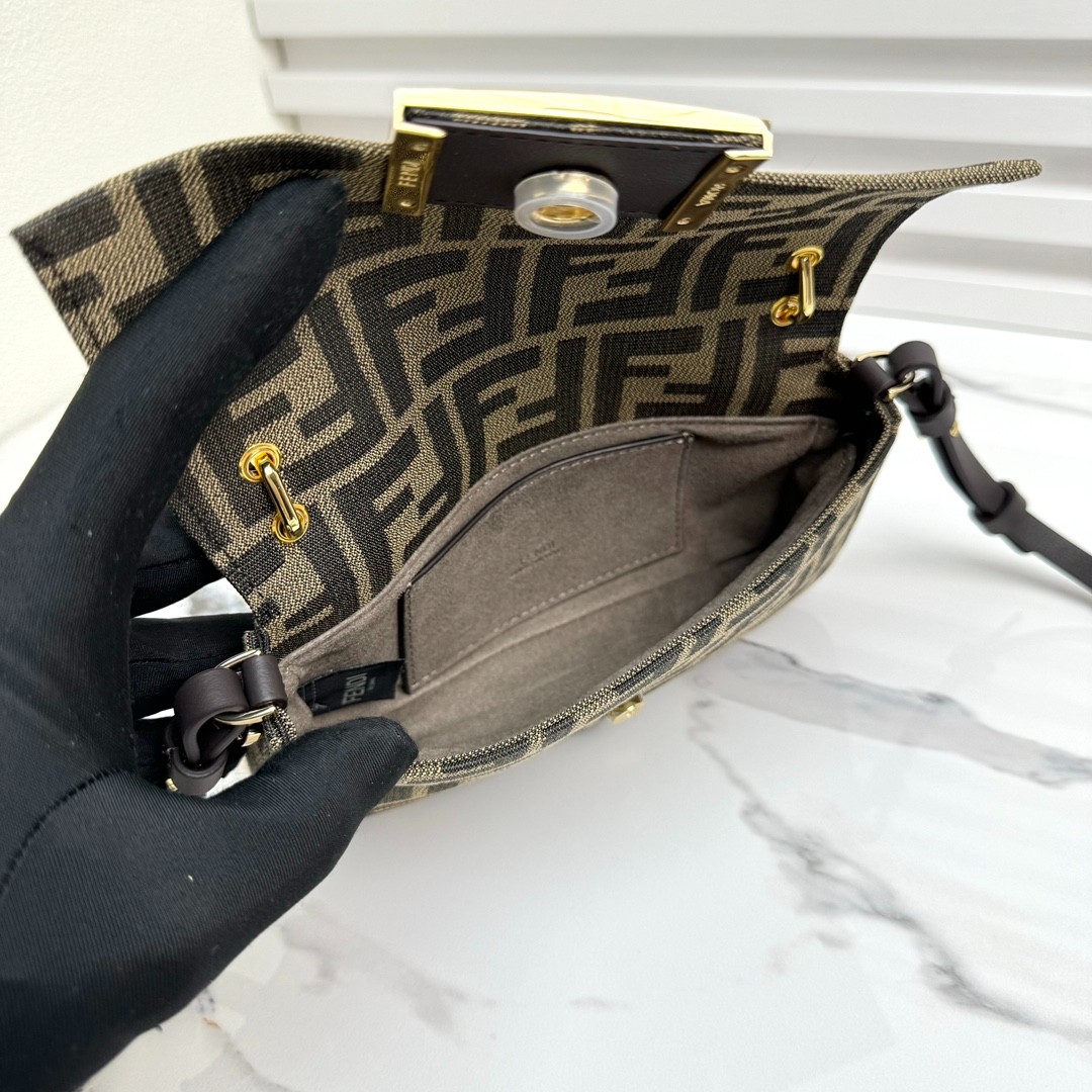024 48123151 size 19x3x11cm