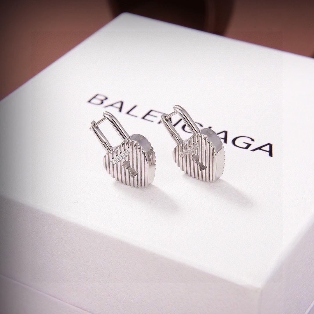 17 Balenciaga